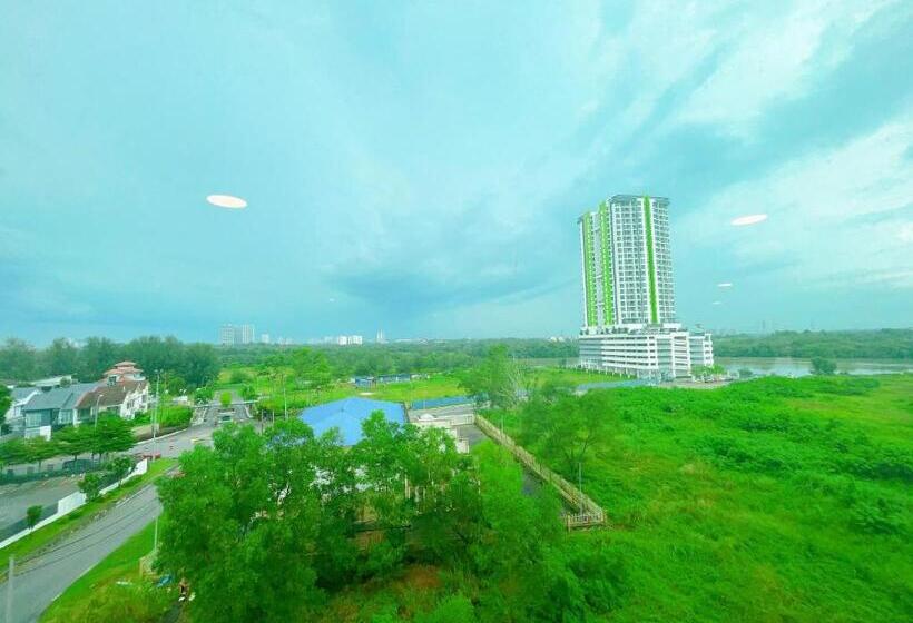 Hostel X Puteri Square