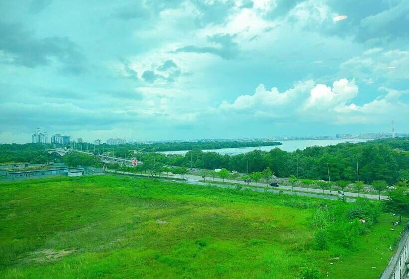 Hostel X Puteri Square