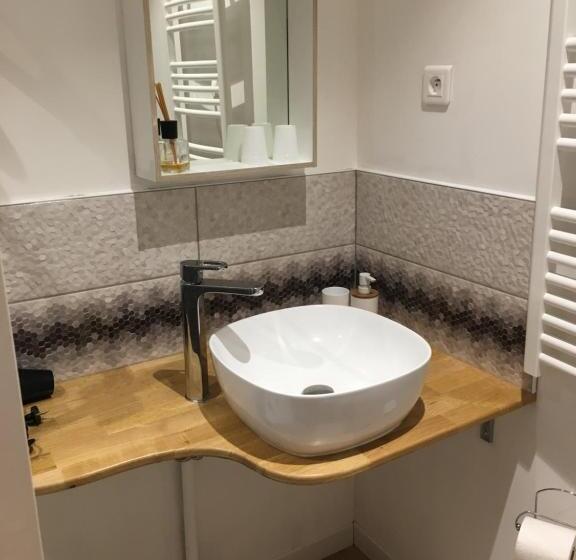 민박 Aux Lacs Et Cascades