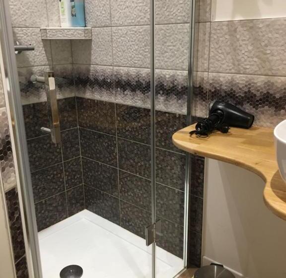 민박 Aux Lacs Et Cascades