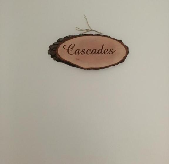 민박 Aux Lacs Et Cascades