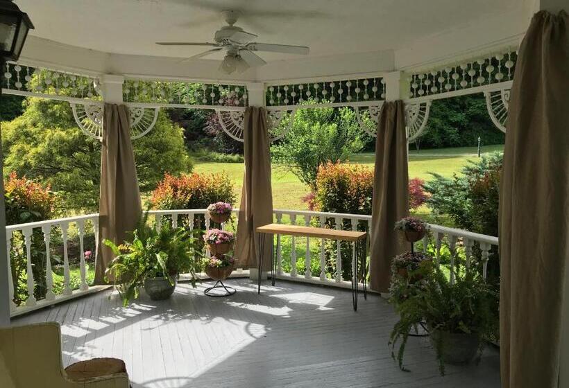 Historic Seaton Springs Farm B&b   M Seaton Queen Room With Private Bath Down The Hall