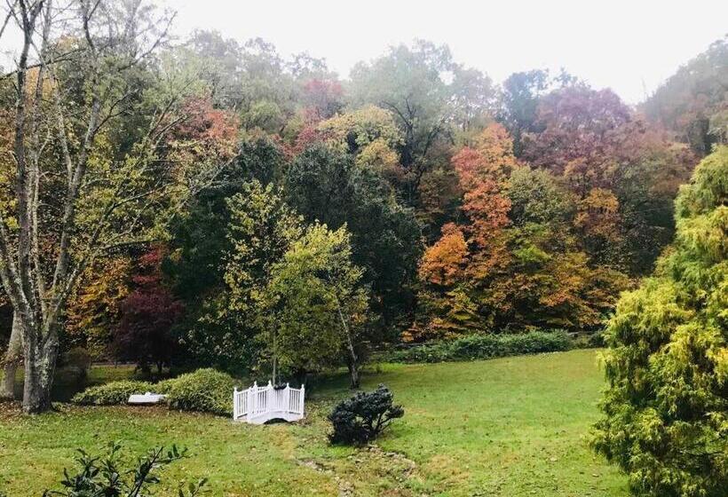Historic Seaton Springs Farm B&b   M Seaton Queen Room With Private Bath Down The Hall