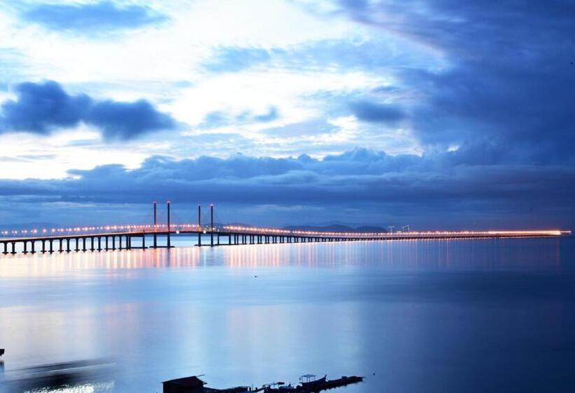 בית מלון כפרי Crowne Plaza Penang Straits City By Ihg