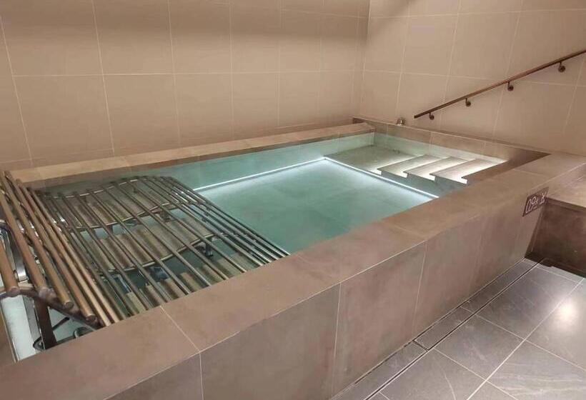 Отель New World Guangzhou