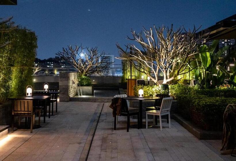 Отель New World Guangzhou