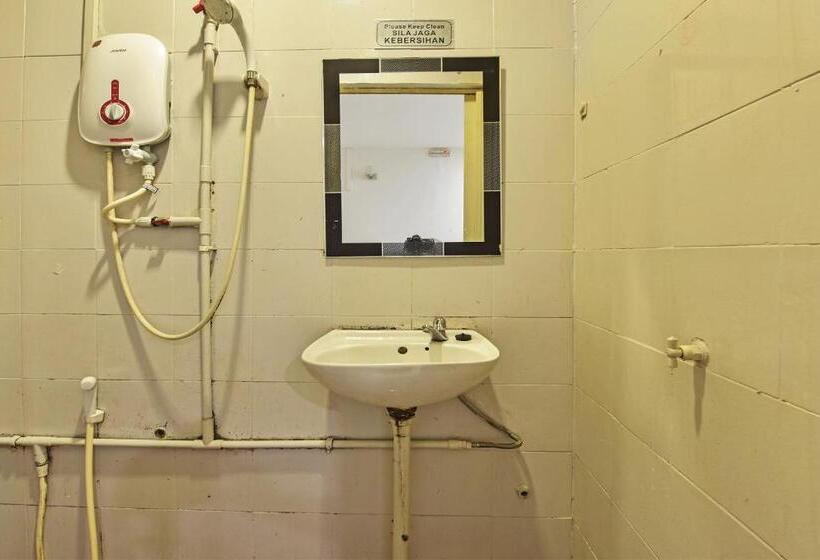 فندق Oyo 90806 Rumah Tumpangan Laut Selatan