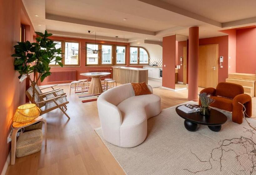 هتل The Charming By Curt Suites