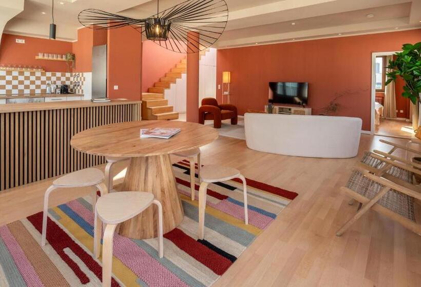 هتل The Charming By Curt Suites