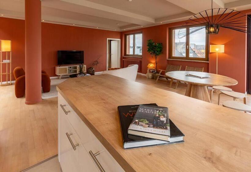 هتل The Charming By Curt Suites