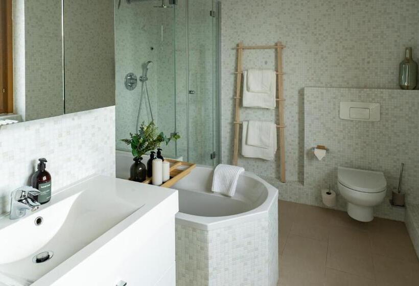 هتل The Charming By Curt Suites