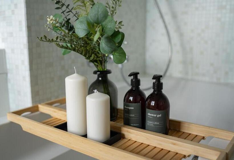 هتل The Charming By Curt Suites