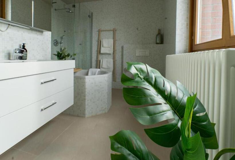 هتل The Charming By Curt Suites