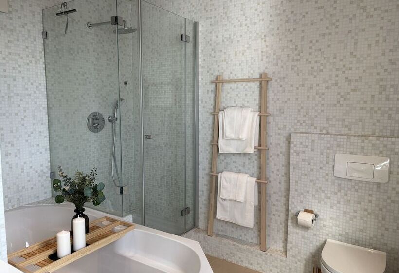 هتل The Charming By Curt Suites