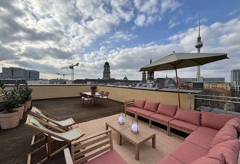 هتل The Charming By Curt Suites