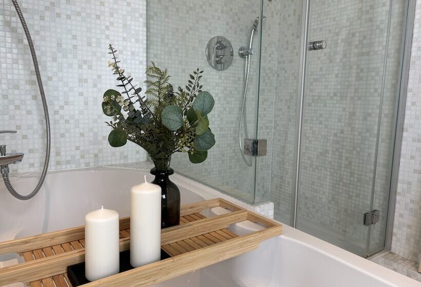 هتل The Charming By Curt Suites