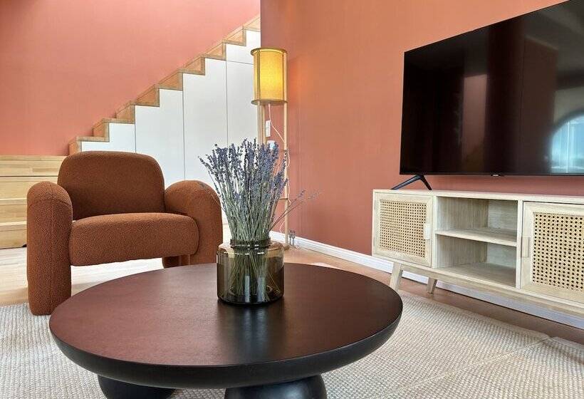 هتل The Charming By Curt Suites