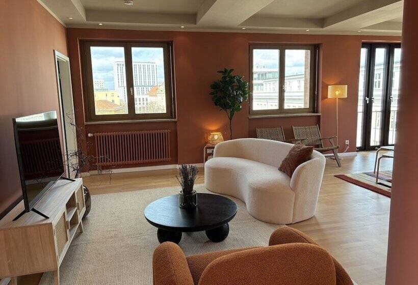 هتل The Charming By Curt Suites