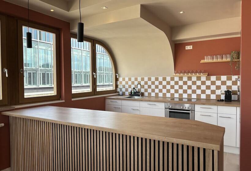 هتل The Charming By Curt Suites