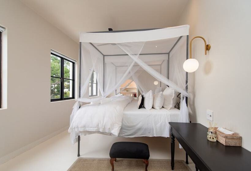 هتل The Ivory Haus