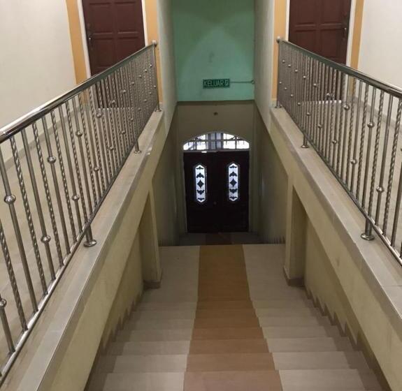 فندق على الطريق D  Flora Inn