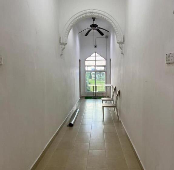 فندق على الطريق D  Flora Inn