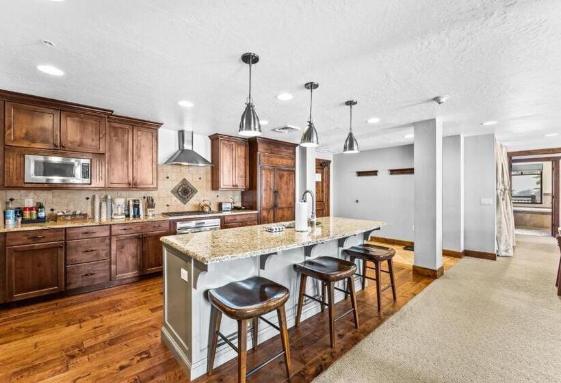 Ski In & Out At Canyons, Pet Friendly, Cozy Fireplace, Sleeps 10