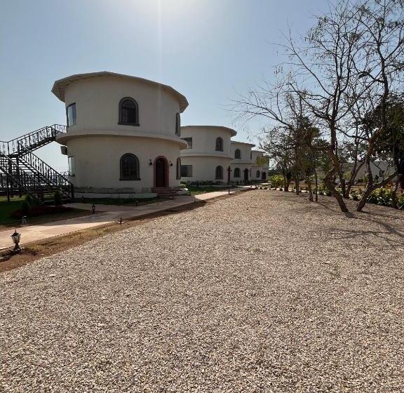 Narwar Lakefront Resort