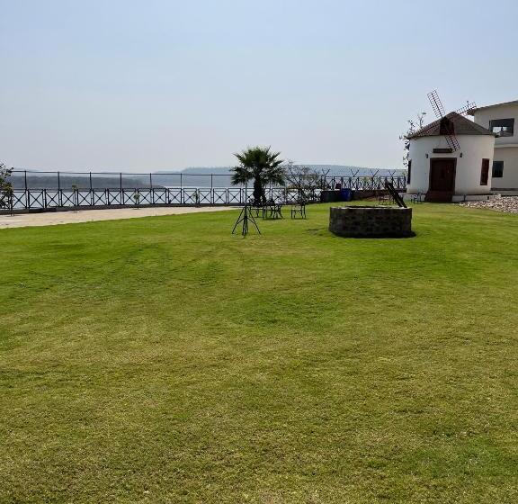 Narwar Lakefront Resort