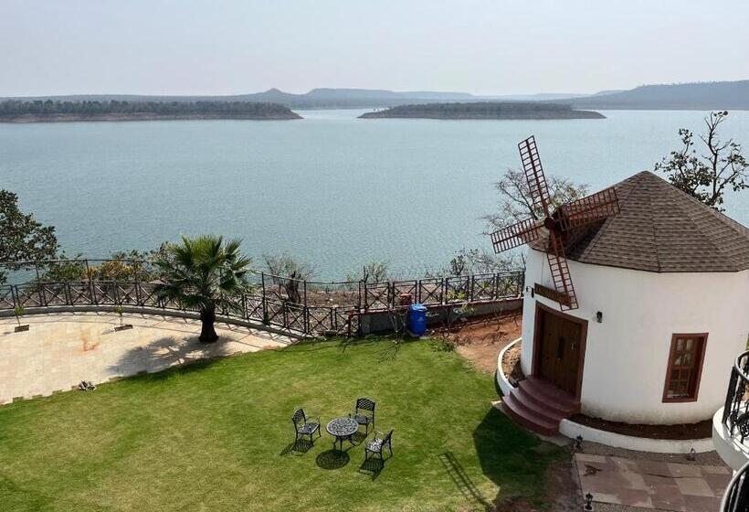 Narwar Lakefront Resort