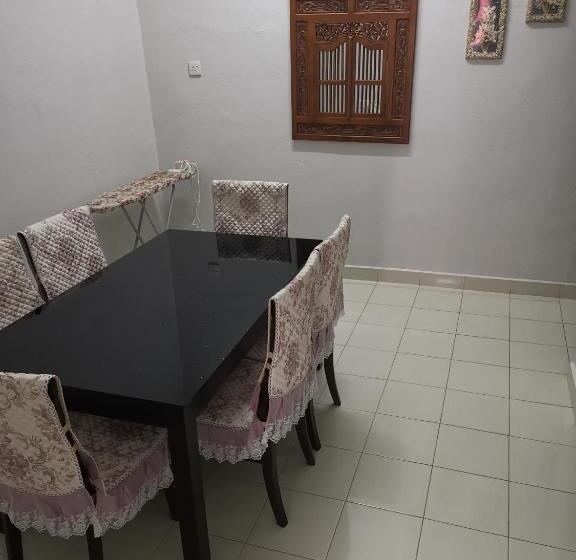 بنسيون Desa Kemboja Homestay