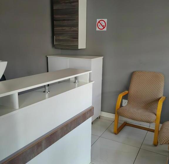 펜션 Good And Proper Guest Lodge