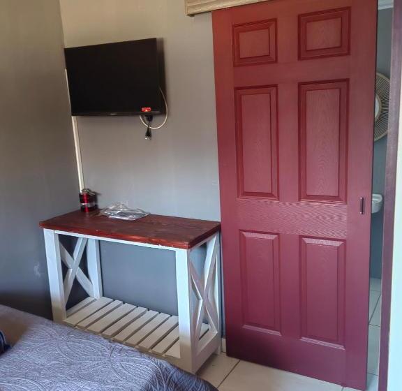 펜션 Good And Proper Guest Lodge