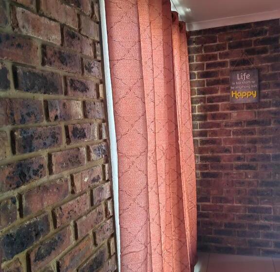 펜션 Good And Proper Guest Lodge