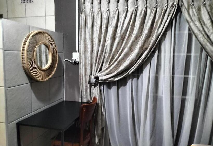 펜션 Good And Proper Guest Lodge