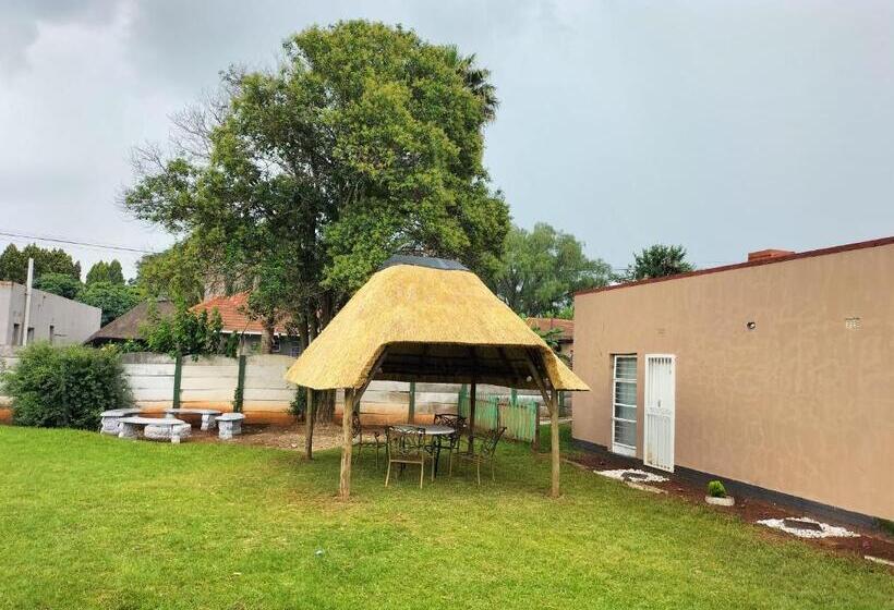 펜션 Good And Proper Guest Lodge