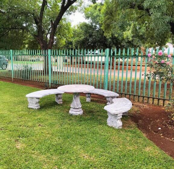 펜션 Good And Proper Guest Lodge