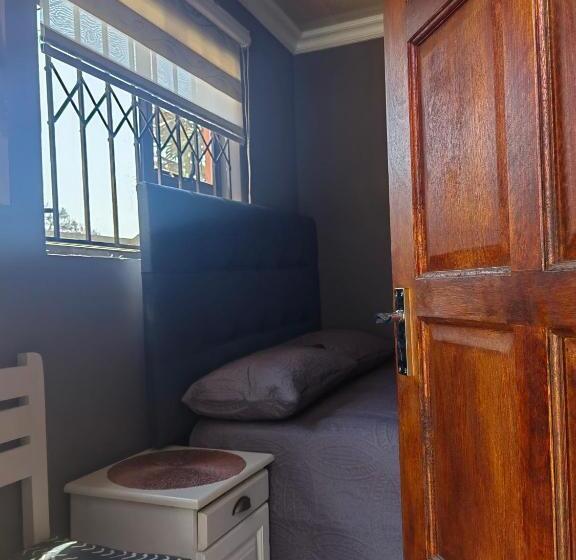 펜션 Good And Proper Guest Lodge