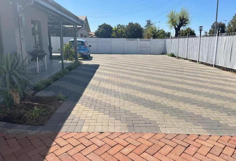 פנסיון Moko Lodge