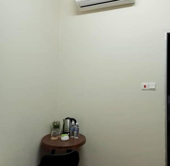 Aeropod Hostel Economy Twin Room