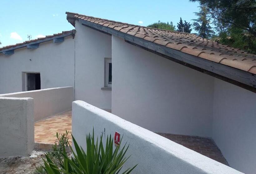 Общежитие Les Chambres D Hôtes Du Relais D Aguilar