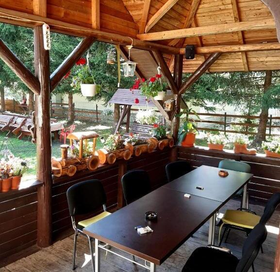 Bed and Breakfast Complex Turistic Roua Muntilor Vila 1