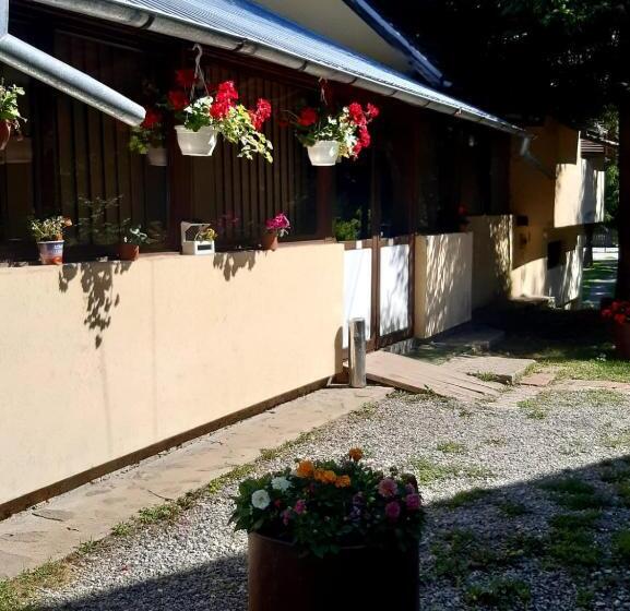 Bed and Breakfast Complex Turistic Roua Muntilor Vila 1