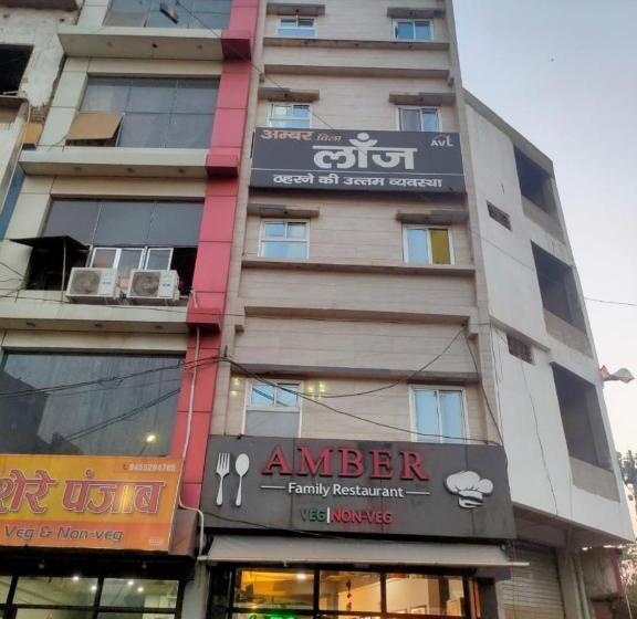 Отель Amber Villa Lodge By Wb Inn