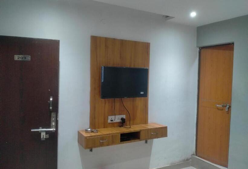 Отель Amber Villa Lodge By Wb Inn