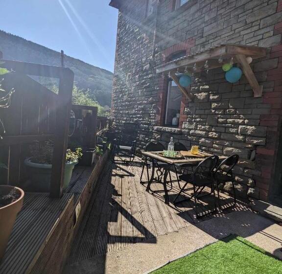 Капсульный Oтель Cwmcarn Hotel & Bunkhouse