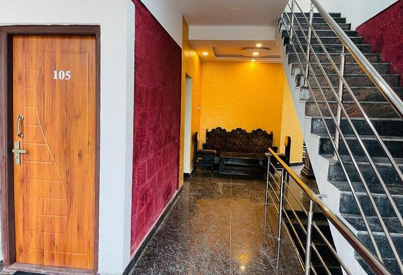 酒店 Dandeli Kingfisher Lake View Resort