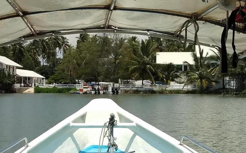 فندق Fikri Wetland Guesthouse & Resort