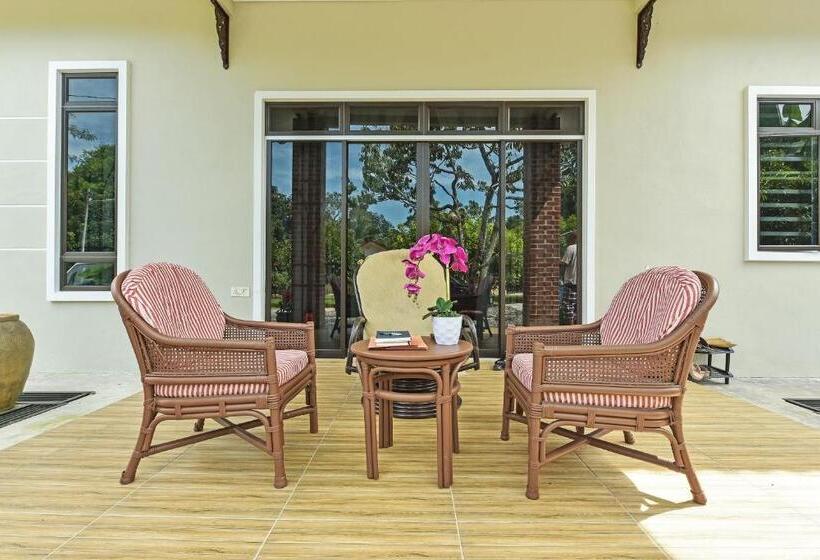 Отель Oyo Home 90692 Tok Babah Village Homestay