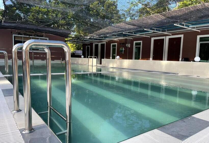 בית מלון כפרי The Raga Chalet